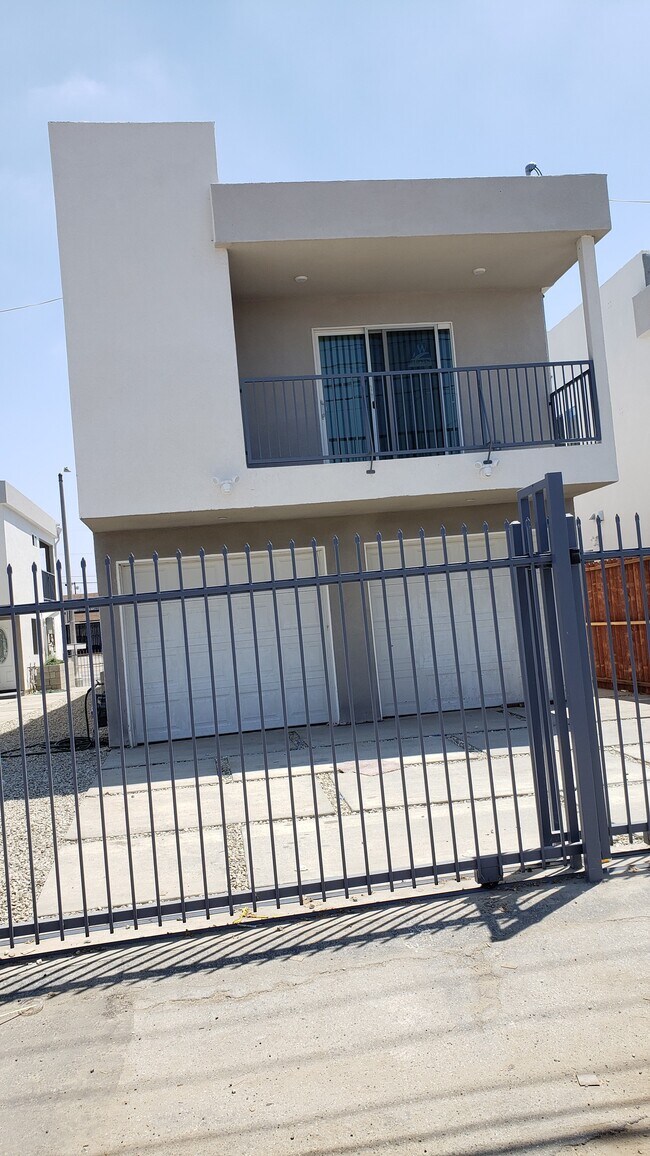 Building Photo - 2057 W Florence Ave