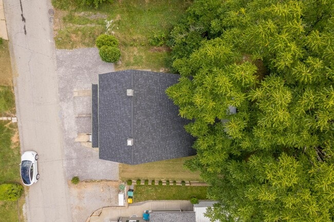 Building Photo - MOVE IN READY! FULLY RENOVATED 2-BEDROOM I...