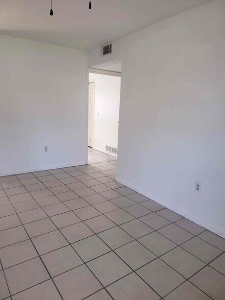 Building Photo - 305 Sierra Vista Dr