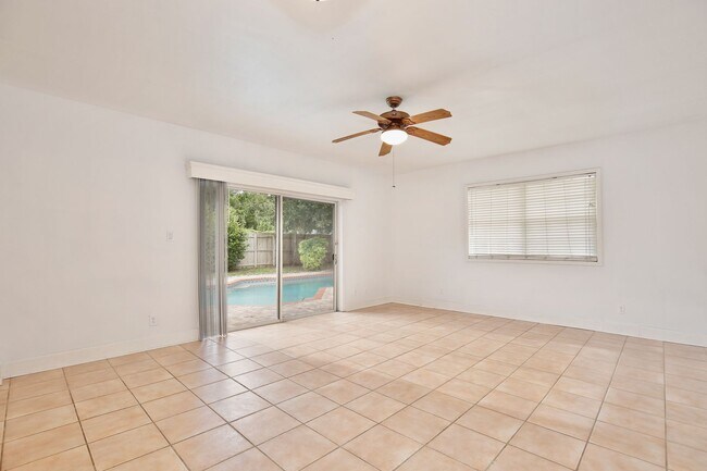 Building Photo - Beautiful 3/2 Spacious Pool Home with a Fe...