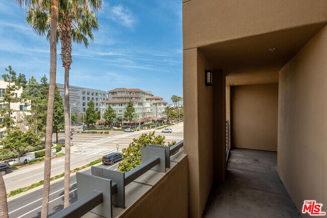 Building Photo - 5831 Seawalk Dr
