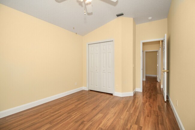 Building Photo - 10136 Kingsbridge Ave