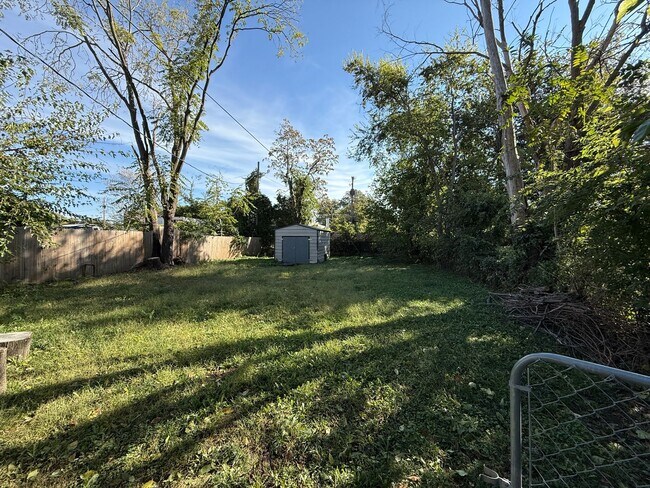 Building Photo - Gorgeous 3 bedroom 2 bathroom home