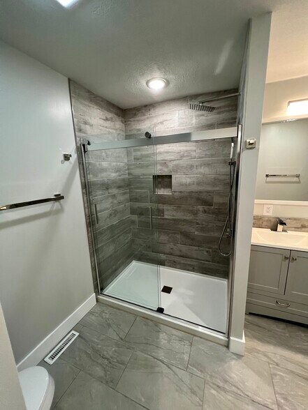 Building Photo - 5041 Medina Rd