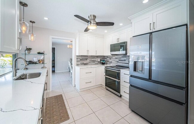 Building Photo - 2180 Dolphin Blvd S