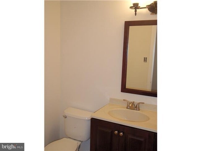 Building Photo - 404 Hopkins Ct