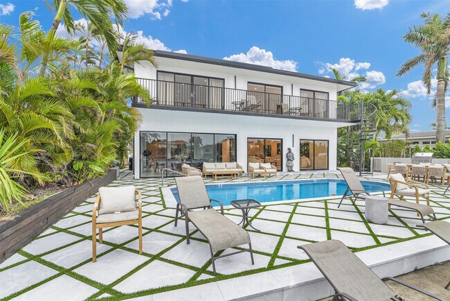 Building Photo - 319 S Riverside Dr