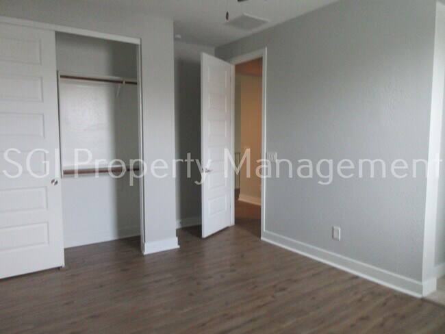 Building Photo - Stunning home with pool ready for move in