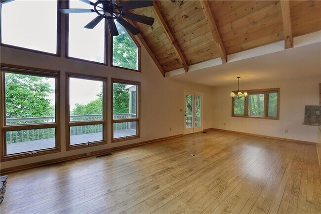 Building Photo - 127 Columbine Dr
