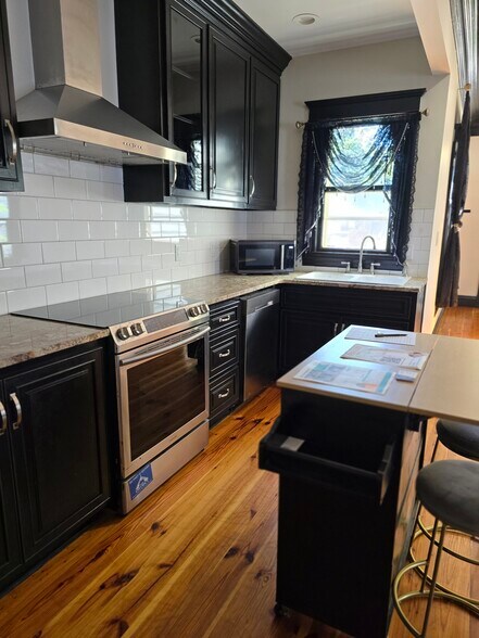 Building Photo - 313 7th St