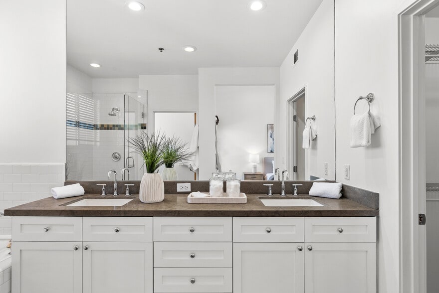 Building Photo - 5350 Playa Vista Dr