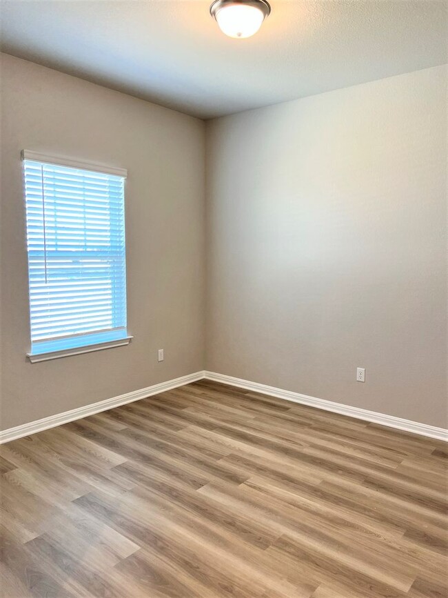 Building Photo - 3/2.5  Home + Office near downtown Hutto