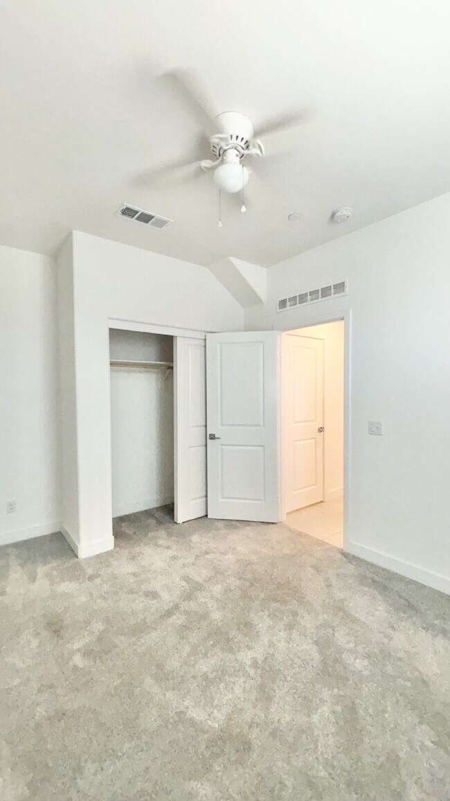 Building Photo - 4 Bedrooms Available University Park