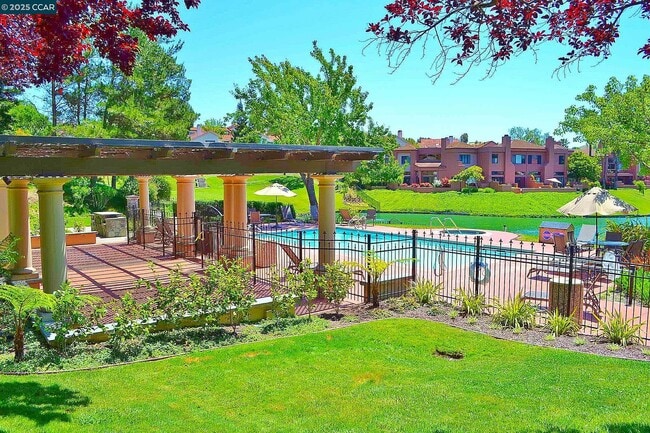 Building Photo - 6198 Lakeview Cir