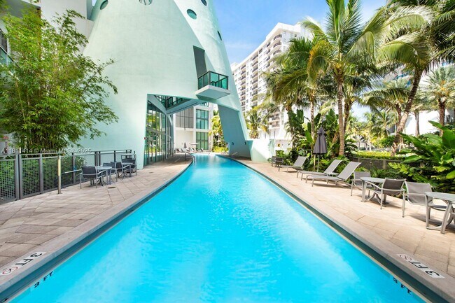 Building Photo - 6000 Collins Ave