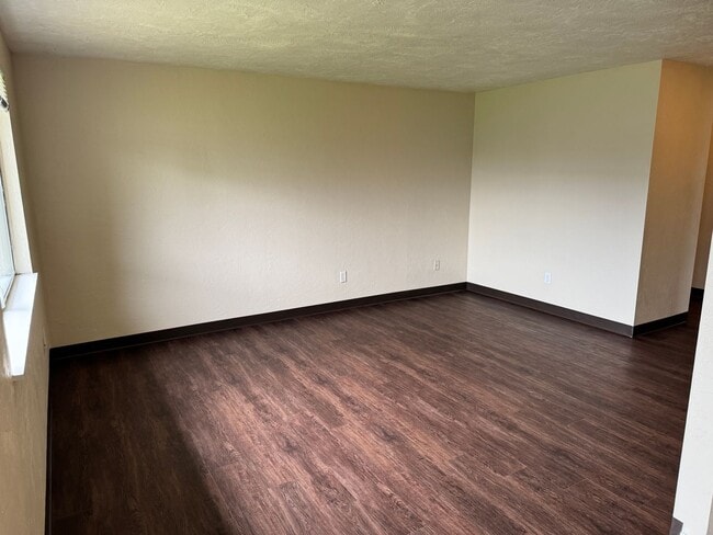 Building Photo - Updated 2 bedroom 1 bathroom duplex in Springfield!