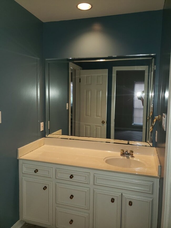 Building Photo - Beautiful 2 bed/2 bath townhome in the gat...