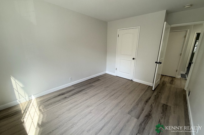 Building Photo - Spacious Remodeled 3 BD/2 BA Home, 2 Bonus Rooms & Large Backyard