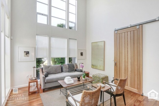 Building Photo - Modern 1BD/2BA Loft Just Minutes from Down...
