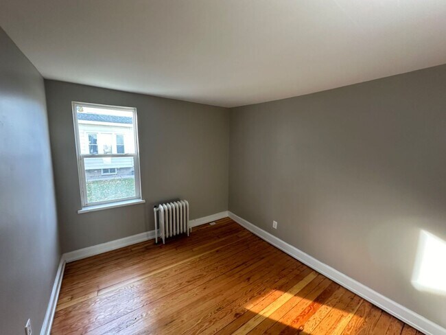 Building Photo - 3 Bedroom Duplex