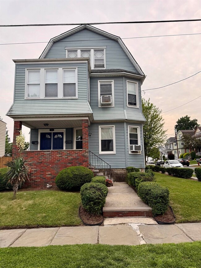Primary Photo - 70 Bennett Ave