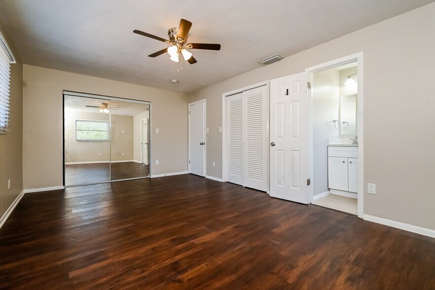 Building Photo - 712 Canterbury Rd