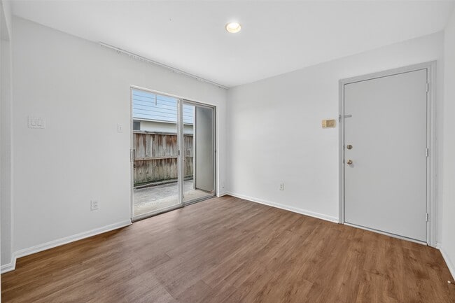 Building Photo - 4404 Basswood Ln