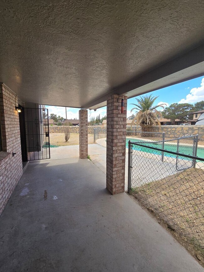 Building Photo - BEAUTIFUL EASTSIDE HOME
