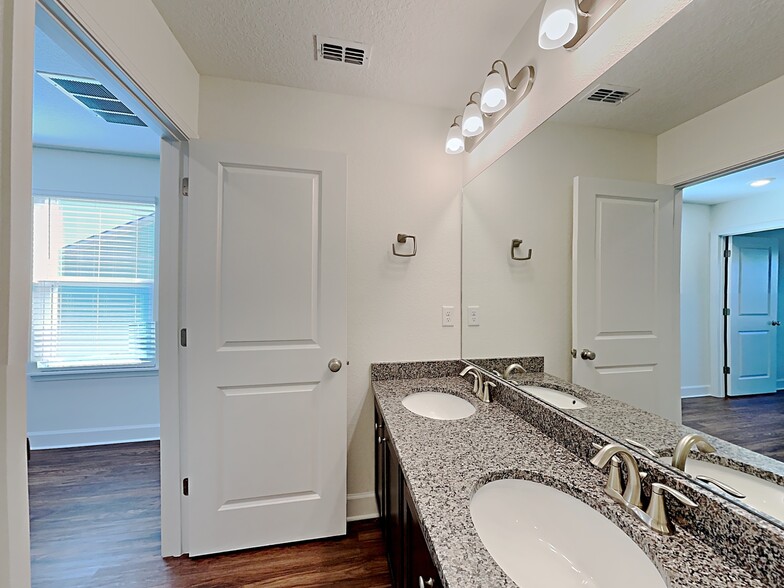 Building Photo - 5945 Hampton Creek Rd