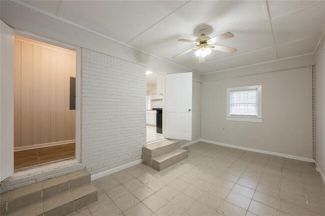 Building Photo - 2058 River Rd