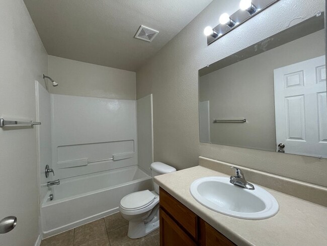 Building Photo - Townhome for rent