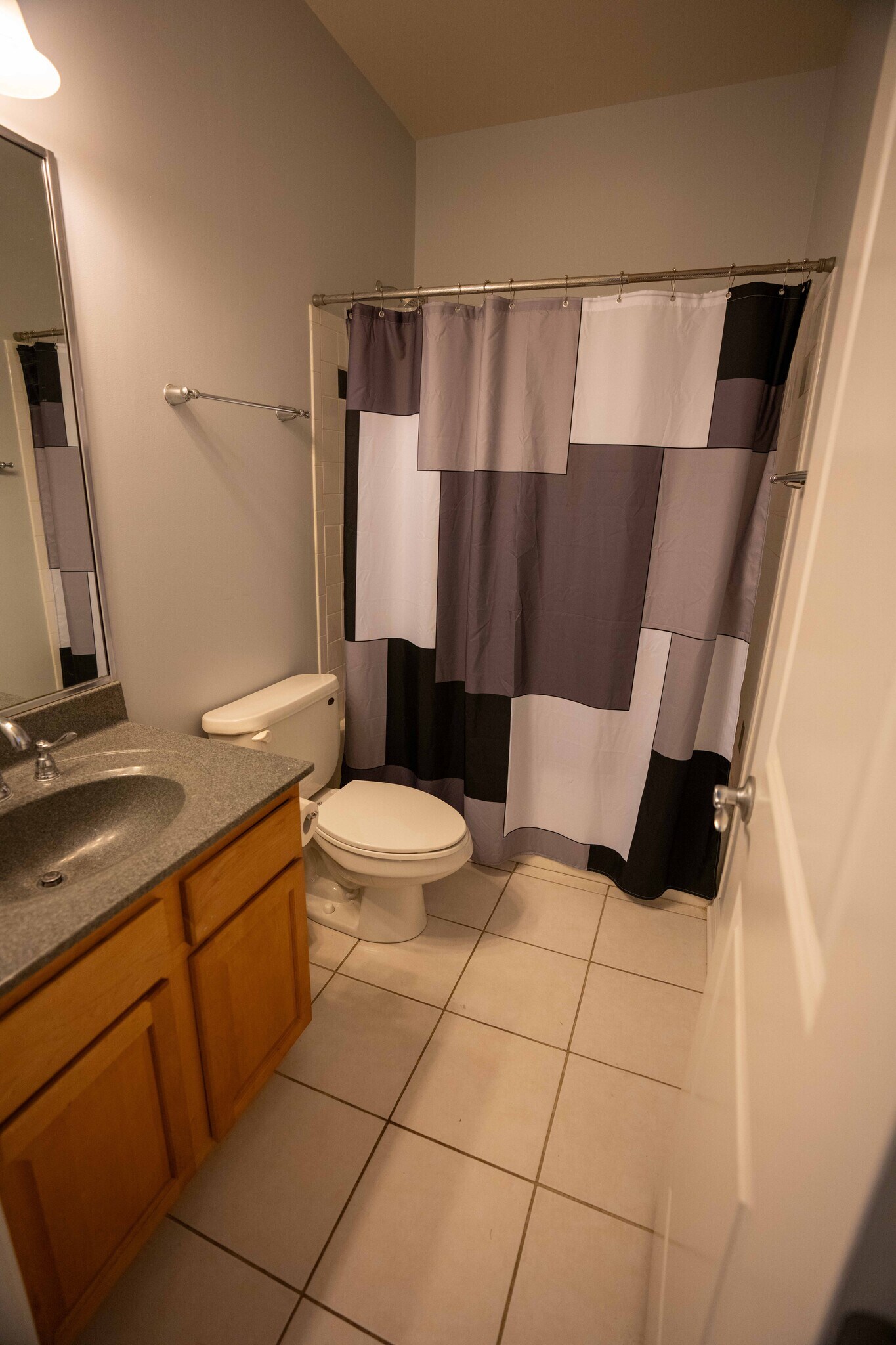 Building Photo - 624 E Walnut St