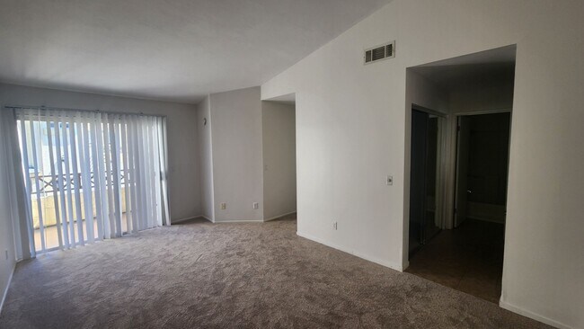 Building Photo - 3 Bedroom, 2 Bath Condo in Eastlake Shores