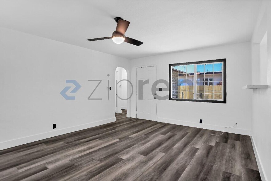 Building Photo - Unit 807