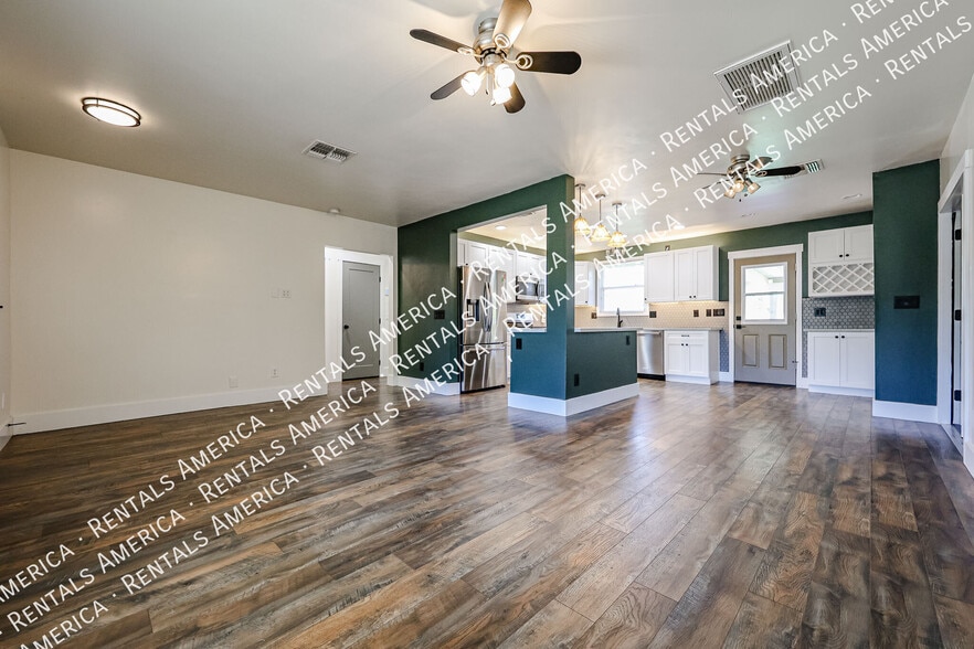 Building Photo - 1310 W Glenrosa Ave