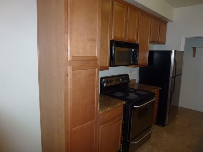 Building Photo - Beautiful Condominium in Gated Community i...