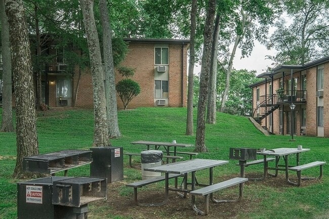 Building Photo - 2601 Hillsboro Pike