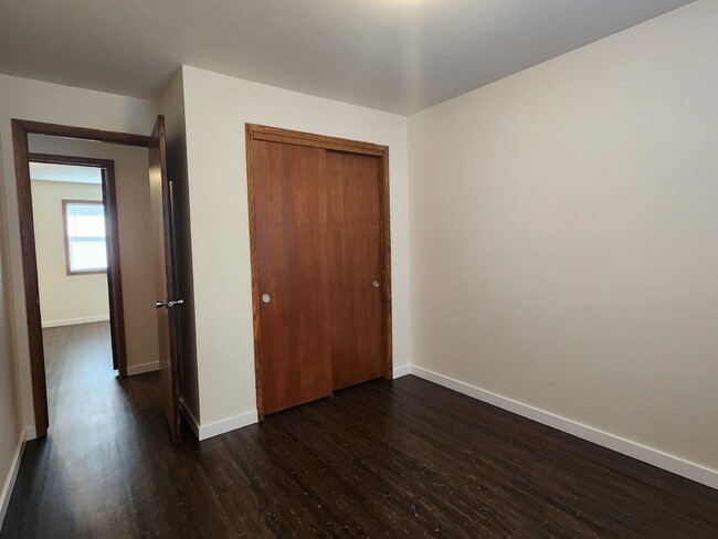 Building Photo - "3-Bed Townhouse with 1.5 Baths in Appleton!