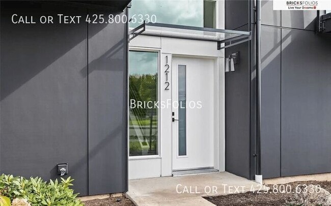 Building Photo - Move-In Ready Townhome with Ground Floor Suite & Views of Olympic Mountains