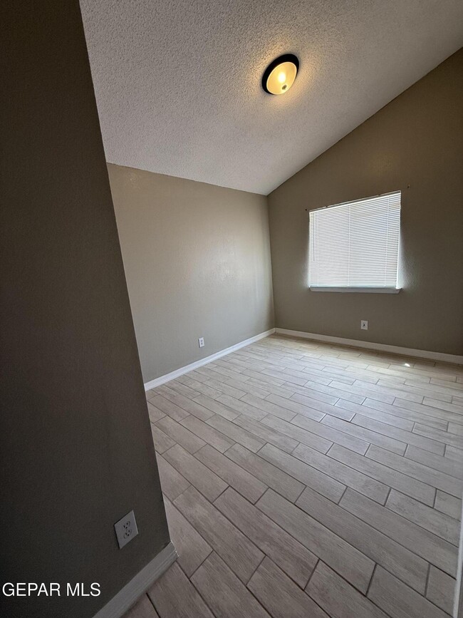Building Photo - 9128 Bur Oak Cir