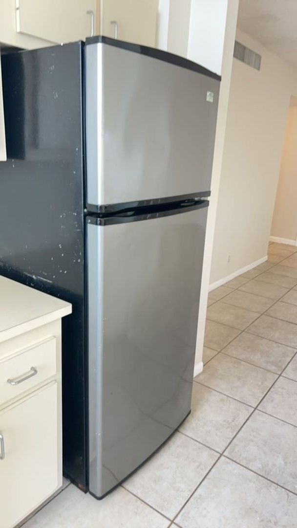 Building Photo - Spacious 2BD / 2BA Apartment - No minimum ...