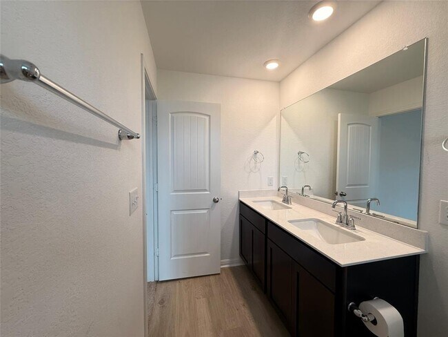 Building Photo - 120 Calla Ln