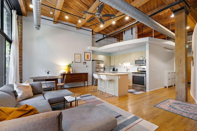 Building Photo - 2210 W Wabansia Ave