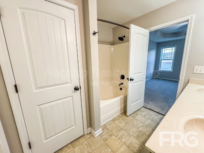 Building Photo - 200 Willow Pond Dr