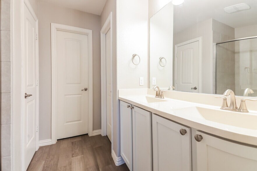 Building Photo - 922 Evergreen St