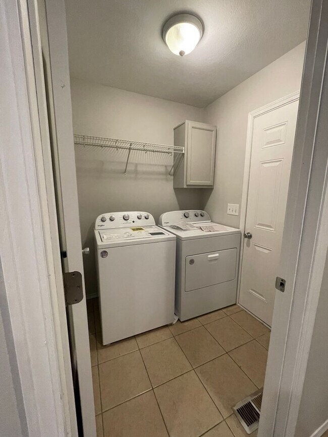 Building Photo - COMING SOON! Duplex in Ozark