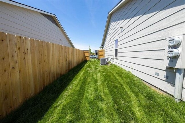 Building Photo - 542-544 W 50th Ct S