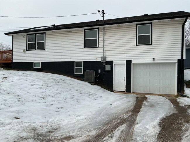 Building Photo - 915 Shearor St