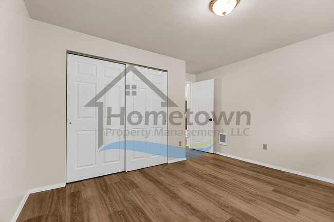 Building Photo - 2 Bedroom 1 Bath Home with Attached Garage...