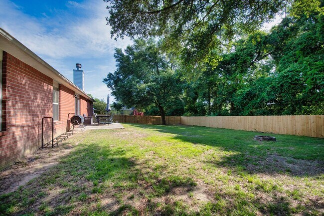 Building Photo - Big Kitchen, Big Yard, Big Comfort – Your Next Home Awaits!